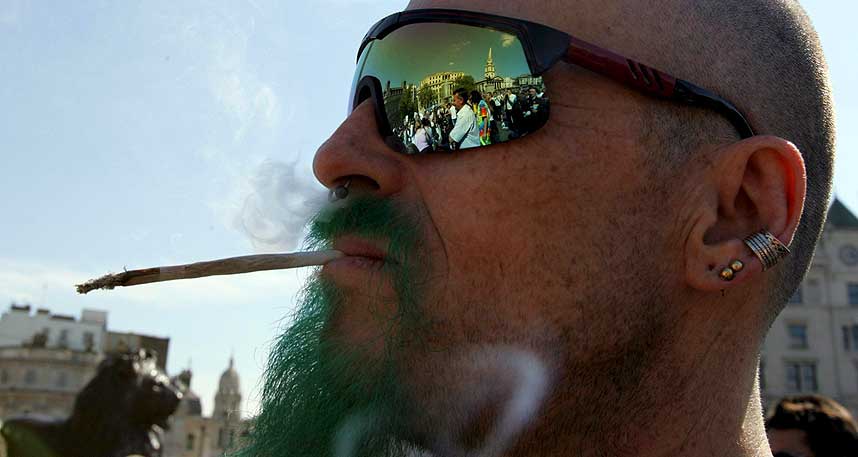 CANNABISTILHENGER: Denne aktivisten er fotografert under en markering p� Trafalgar Square i London i mai 2005.