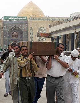 BEGRAVER SINE D�DE: Et offer for en bilbombe begraves i Najaf. Amerikanske myndigheter avviser de siste d�dstallene fra Irak.