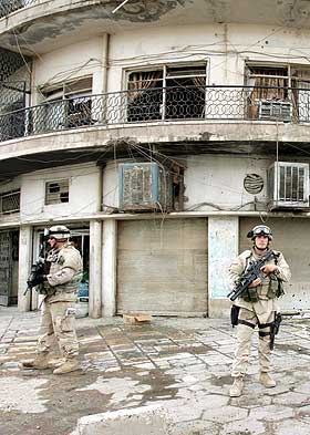 BLIR I IRAK: Amerikanske soldater ved �stedet for en bilbombe i Bagdad. Den milit�re operasjonen ser ikke ut til � ta slutt p� flere �r.