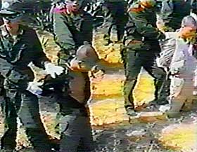TROR DET ER FLERE: Amnesty International tror flere tusen blir henrettet i Kina hvert �r. Anslaget fra 2004 var p� 3400 henrettede. Dette bildet er fra en video som Harry Wu filmet og viser to kinesere rett f�r d�dsstraffen blir gjennomf�rt.