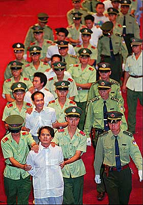 OFFENTLIG HENRETTELSE:  Wong Tin-soong fra Hong Kong og andre menn d�mt for narkotikaforbrytelser ble f�rt til stadion i Shenzhen hvor d�dsstraffen ble offentlig kunngjort 15. august 1996.