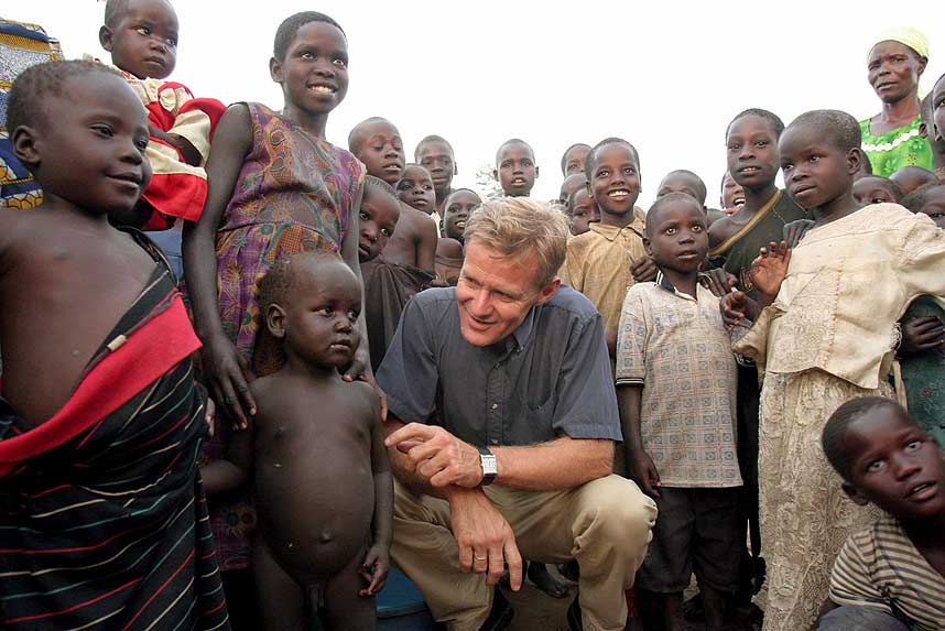 BER FOLK BRY SEG: FNs visegeneralsekret�r, Jan Egeland, bes�kte barn i flyktningeleiren Opti i Nord-Uganda i september i �r. Da ba ham det internasjonale samfunnet vende �ynene sine mot det kriserammede landet: - Ikke noen steder i verden har s� mange mennesker blitt terrorisert over s� lang tid, sa nordmannen.