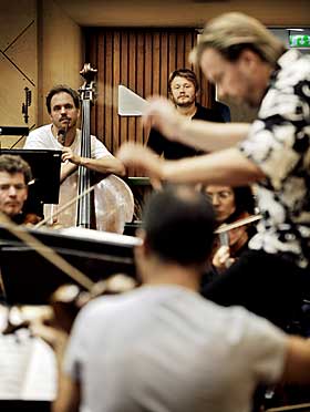 STADIG NYE P�FUNN: Kringkastingsorkasteret �ver, med orkesterleder Martin Revheim i bakgrunnen.