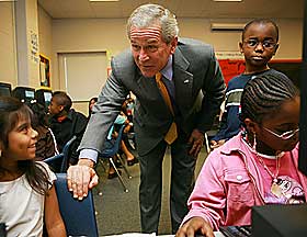 IKKE SLIK: USAs president George Bush p� bes�k p� Waldo C. Falkener Elementary School i Nord Carolina. Her sitter gutter og jenter i samme klasserom, det gir ikke best l�ring, mener forskerne.