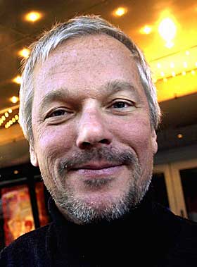 TAR REGI: Kjell Sundvall skal regissere �Ulvenatten� som handler om en tsjetsjensk gisselaksjon. �I kulissene jobber politiets forhandler og politiets beredskapstropp for � redde flest mulig ut av studio i live. Vi f�lger dramaet minutt for minutt til det hele ender i et blodig skuddrama p� vei til flyplassen hvor terroristene har et ventende fly,� skriver Filmfondet som har gitt filmen 9,1 millioner kroner i st�tte.
