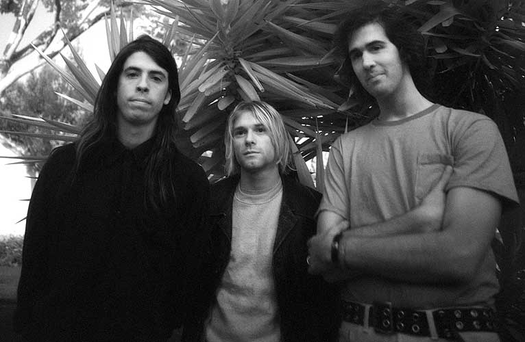TJENER BRA: Kurt Cobain (i midten), her sammen med Dave Grohl (t.v.) og Chris Novoselic (t.h.).