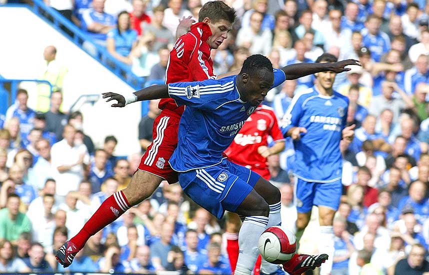FIGHTER: En del med hjertet sitt i Liverpool har nok resignert med tanke p� ligagullet, men ikke kaptein Steven Gerrard. Her i duell med Michael Essien i en kamp som endte med 1-0 til Chelsea.