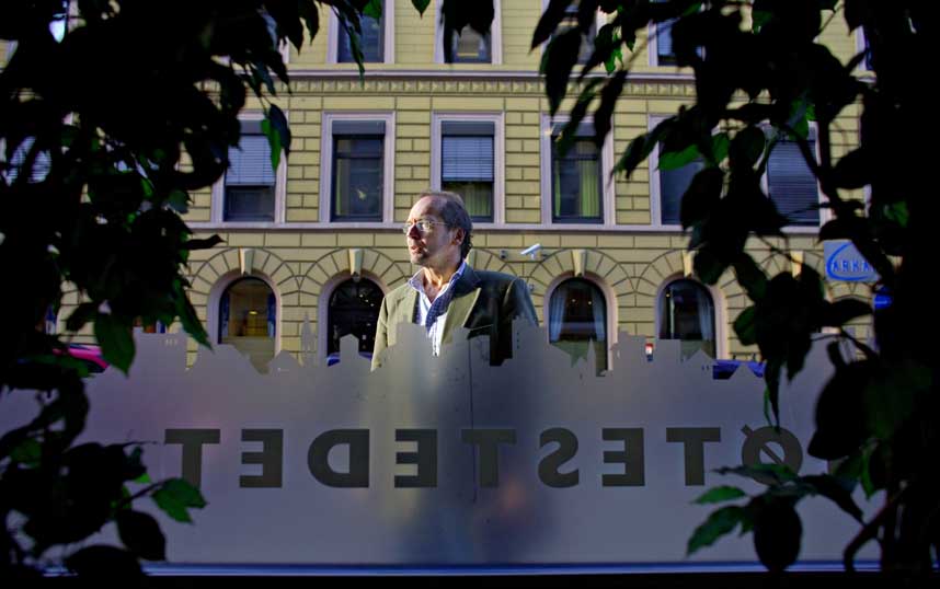 PLATE OG BOK: Ole Paus har spilt inn ny juleplate, �Jul i Skippergata�, p� Kirkens Bymisjons kaf� M�testedet i Skippergata.
