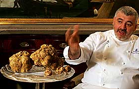 AUKSJONSVINNER: Kokken Umberto Bombana p� Ritz-Carlton hotell i Hong Kong med 1,2 kilo tr�ffel. Det var ikke Bombana som kj�pte den for 95 000 euro (nesten 800 000 kroner), men han fikk jobben med � forvalte det hvite gullet fra Alba p� best mulig m�te.