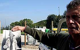 STOLT: Renato Agnello viser fram et bilde av faren med sin  1,3 kilo store hvite tr�ffel. - Grunnet lite og sent ettersommerregn blir neppe �rets sesong s�rlig god. Det blir uansett ikke s� bra som i 2004. Det var det beste tr�ffel�ret p� 40 �r.