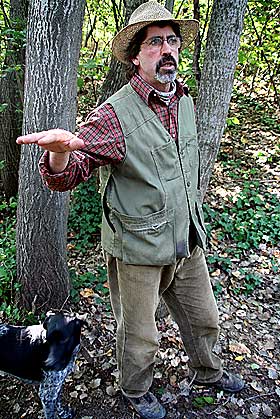 ET SPILL: Giorgio Romagnolo sammenligner tr�ffelsalget i Asti med et heroinmarked. - Den svarte tr�ffelen finnes mange steder i verden, mens den hvite kun finnes i Piemonte, i Umbria-regionen i Italia og i Slovenia, forteller Giorgio.
