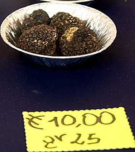 SVART TR�FFEL: En annen lukt, en annen smak - og en helt annen pris. Tilsvarende mengde hvit tr�ffel var priset til 62,5 euro den dagen Dagbladet.no var p� tr�ffelmarkedet.
