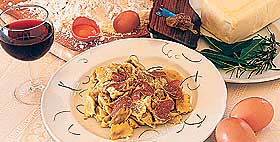 DELIKATESSE: Den hvite tr�ffelen spises best r�. Gjerne revet over pasta eller egg. �nsker du noen flak over pastaretten, koster det deg 25 euro ekstra.