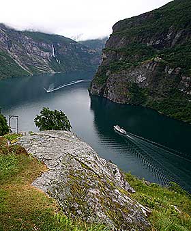 TIL TOPPS 1: Geirangerfjorden og N�r�yfjorden er klodens fineste og mest velholdte verdensarvsted, mener National Geographic.