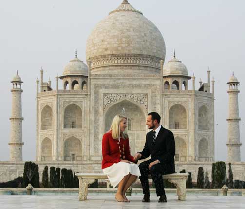 KJENT TURISTFOTO: Kronprinsparet foran Taj Mahal.