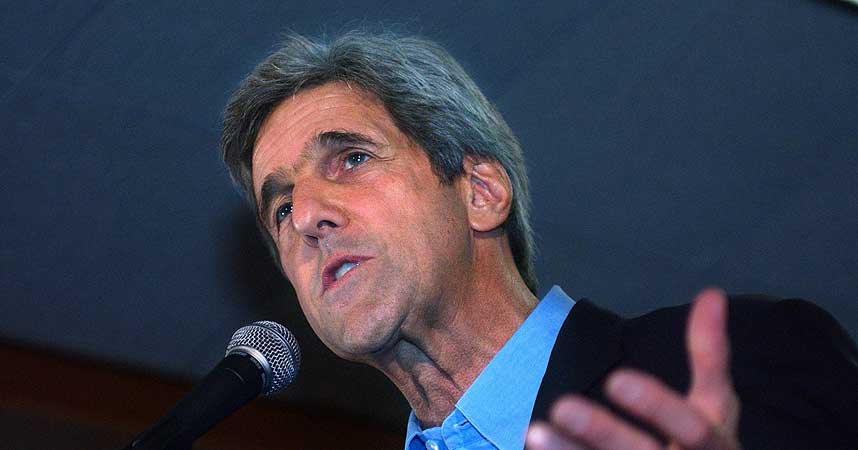 TIL LITEN HJELP?: Demokratenes eks-presidentkandidat John Kerry kom med uttalelse som kunne tolkes som at han s� ned p� amerikanere som tjenestegj�r i de milit�re styrkene i Irak.