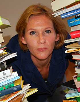 FEIRER: Erle Stokke er redakt�r i den nynorske barnebokklubben Bl�mann som i disse dager fyller fem �r.