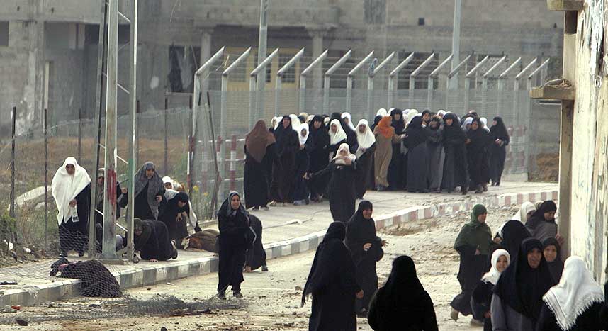 FULLSTENDIG KAOS: Br�t ut da palestinske kvinner skal ha fungert som �levende skjold� i det nordlige Gaza i dag. Etter det Dagbladet.no erfarer, er det f�rste gang at noe slikt har skjedd i Gaza. Det tyder p� at situasjonen i den overbefolkede stripa n� er temmelig desperat.