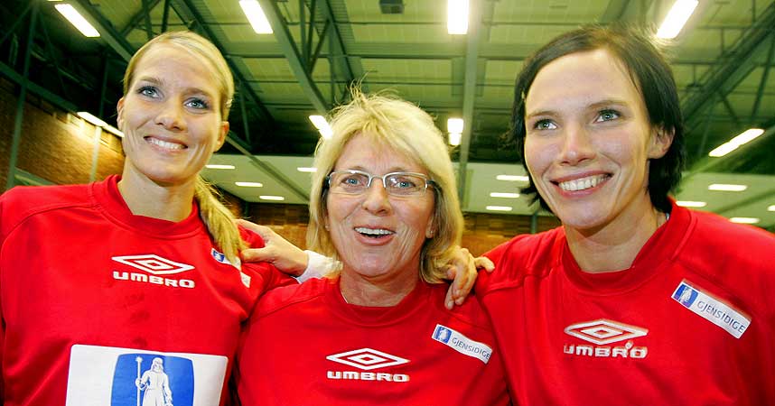 KAN SMILE: Gro Hammerseng, Marit Breivik og Katja Nyberg har grunn til � smile etter et oppl�ftende comeback fra Ikast-duoen i kveld. Tyskland ble sl�tt 29-26 og Nyberg/Hammerseng tegnet seg for til sammen fem m�l.