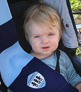 UNG SUPPORTER: Eirik Fagereng Elind (ett �r og fire m�neder) f�lger ivrig med n�r pappa Christian spiller.
