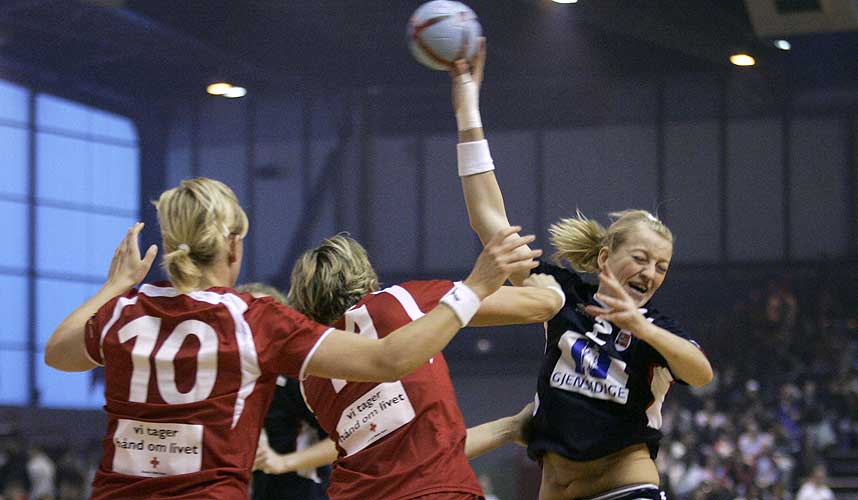 SEIER: Anette Hovind Johansen i aksjon under h�ndballandskampen mot Danmark i Paris. Norge vant 26-22.