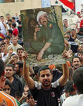 PROTESTERER:Saddam-tilhengere i hans f�deby Tikrit, demonstrerer mot d�dsdommen.