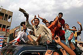 JUBLER:Sjia-muslimer i Basra jubler over d�dsdommen mot Saddam Hussein.