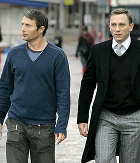 Gode venner: Mads Mikkelsen og Daniel �James Bond� Craig utviklet vennskap under filminnspillingen. De tjuvl�nte blant annet Bond-bilen og la ut p� tur.