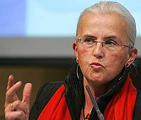 B�R G� OG SYKLE MER: Milj�vernminister Helen Bj�rn�y mener vi m� la bilen st� hvis vi skal p� turer som er kortere enn fem kilometer.
