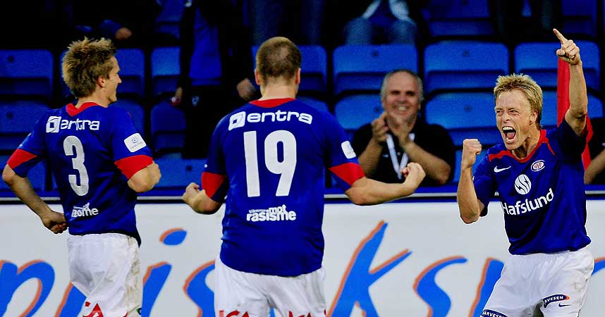 LEDELSEN FORBANNET: V�lerenga m� flytte fra Ullevaal til Bislett under Royal League, krever Norges Fotballforbund. Argumentet er slitasjen p� landslagsmatta. V�lerenga-ledelsen er mildt sagt forbannet.
