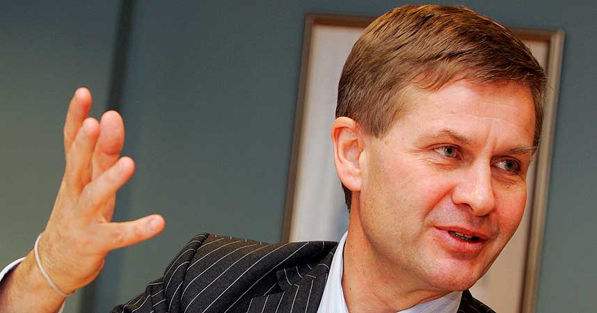 - SI UNNSKYLD: Utviklingsminister Erik Solheim mener Fremskrittspartiet og H�yre b�r skj�nne etter demokratenes valgskred i USA, at Irak-krigen var et feilgrep. Derfor ber han partiene be om unnskyldning for at de ville bidra med norske tropper.