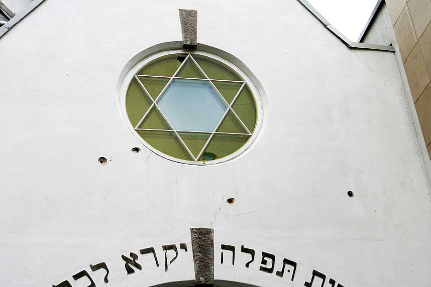 PEPRET FASADEN: Med en lang salve fra et automatv�pen skal en eller flere menn ha skutt mot fasaden p� synagogen i Oslo. N� vil regjeringen sikre landets synagoger ytterligere.