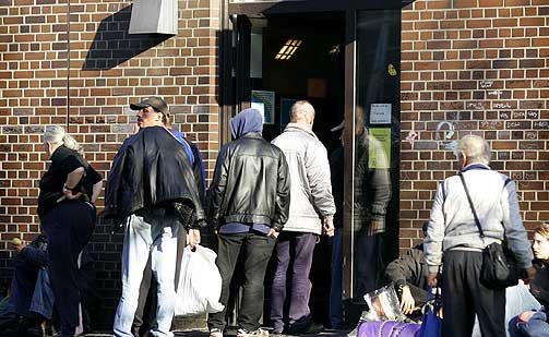 DEN NYE UNDERKLASSEN: Flere forskere peker p� at det finnes en gruppe hvite, underpriviligerte europeere som har de d�rligste levek�rene av alle. Her st�r hjeml�se tyskere i k� for � f� mat i Berlin.