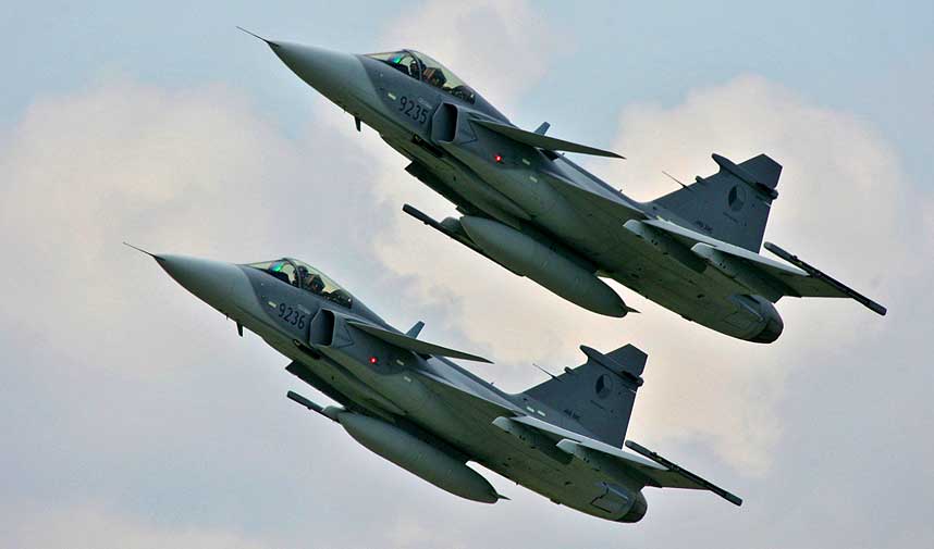 SVENSKE JAS-GRIPEN:  B�de JAS-Gripen og Eurifighter er � foretrekke framfor det amerikanske, skriver  forsvarsekspert John Berg.