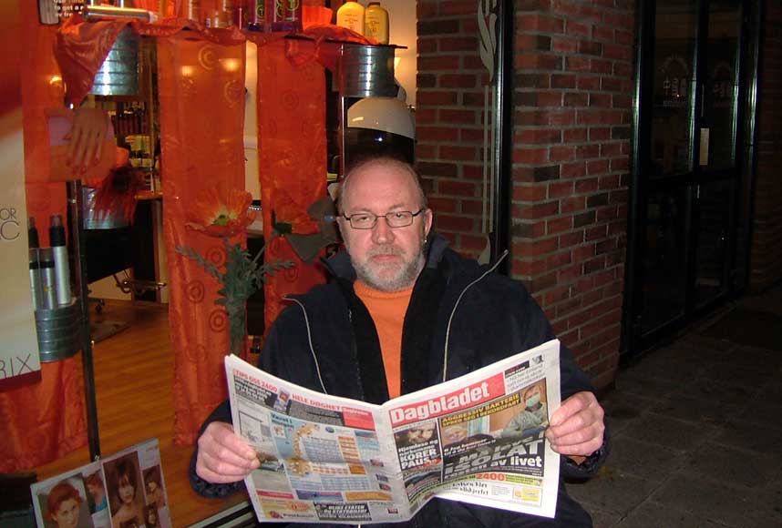 M�NEDENS POET LESER DAGBLADET: Kjetil Aakenes har rukket � bli 50 siden han sist ble m�nedens poet. Han deler status som �oktoberpoet� sammen med ducato - hvem n� enn det er (vennligst meld deg til mbo[at]dagbladet.no!).