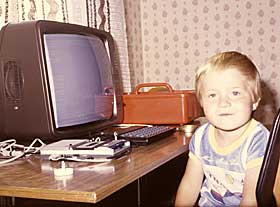 TIDLIG KR�KET: Jon Lech Johansen foran en Sinclair ZX Spectrum. Foto: Per Johan Johansen