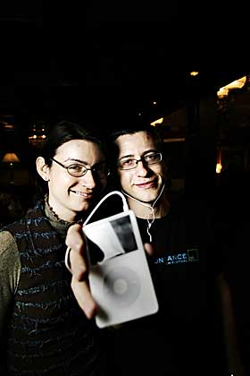 Utfordrer Apple: Monique Farantzos og Jon Lech Johansen utfordrer Apples iPod-hegemoni gjennom firmaet DoubleTwist. Foto: Adrian �hrn Johansen/Dagbladet