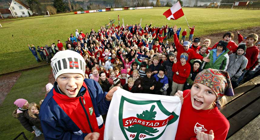FY SVARSTAD FOR EN KLUBB: Simen Sjurstad (10) og Ingvild Hellerud (12) jubler sammen med ildsjeler og unge ut�vere fra Svarstad IL.