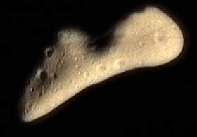 KAN DYTTES: Dette er asteroiden Eros som Nasa-sonden NEAR landet p� i 2001. Forskerne tror ikke det skal s� alt for mye til for � dytte en asteroide ut av kollisjonsbane, bare en oppdager og n�r den tidsnok.