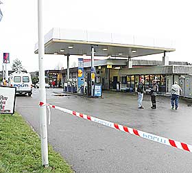 SKJ�T FLERE SKUDD: Her p� denne bensinstasjonen i Andebu gikk trippeldrapsmannen inn og skj�t minst to hagleskudd i veggene, f�r han dro fra stedet. S� ble han skutt i beinet av politiet, og skj�t senere seg selv.