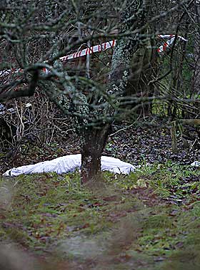 KNIVSTUKKET OG DREPT: P� en eiendom p� N�tter�y ble minst �n person drept og to alvorlig skadd. Tilstanden er kritisk for den ene skadde.