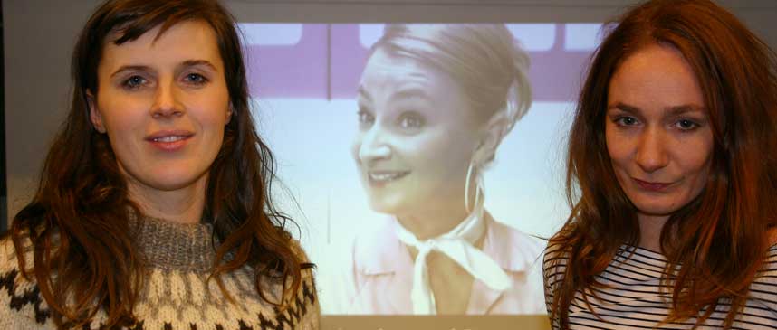 KASTE HER - ELLER DER: Lilja Ingolfsdottir (t.v.) og Sara Eliassen har laget seks  falske reklamefilmer - blant andre den som g�r bak dem, der ekspedit�ren ikke f�r har solgt et produkt, f�r hun sp�r hvor kunden �nsker � kaste nyanskaffelsen. Skal hun kaste for dem - eller vil de kaste selv?