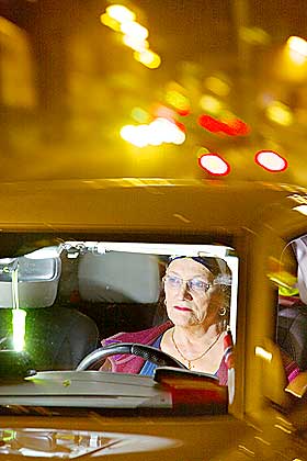  Gatemamma:  Janne jobber fortsatt som prostituert, og engasjerer seg sterkt i kampen for prostituertes rettigheter. Hver kveld tar hun seg en tur rundt i sentrum for � snakke med de andre jentene som jobber p� gata.