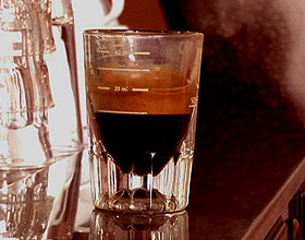GOD MORGEN: Espresso lages ved � presse varmt vann gjennom finmalt kaffe.
