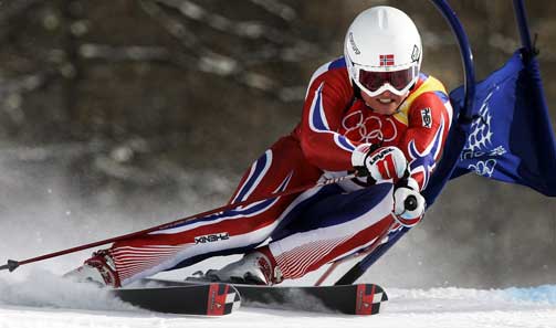 SKAL UNDERS�KES: Kneet til Bjarne Solbakken skal n� unders�kes, etter fallet p� l�rdag.