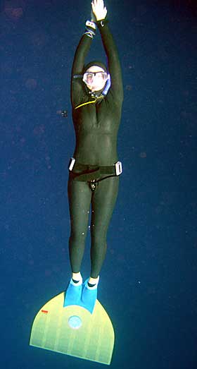 LANGT NEDE: Elisabeth har fridykket ned til 45 meter.