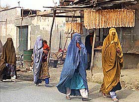 BURKA: Ulike typer sl�r som dekker h�ret har v�rt vanlig i Midt-�sten i hundrevis av �r, det er en f�r-islamsk skikk.