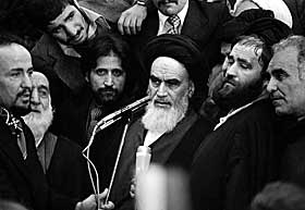 STARTEN P� EN FUNDAMENTALISTISK B�LGE: Khomeini tok makta i Iran i 1979. Med ham sveipet en fundamentalistisk b�lge over Midt-�sten, som blant annet brakte nyreligi�sitet og hijab med seg.