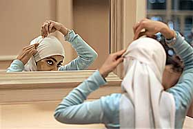 MODERNE I EUROPA: Ut i Egypt. Hijaben er blitt mer vanlig � se p� muslimske kvinner i Europa, mens bruken g�r ned i andre deler av verden. Det handler mye om mote.