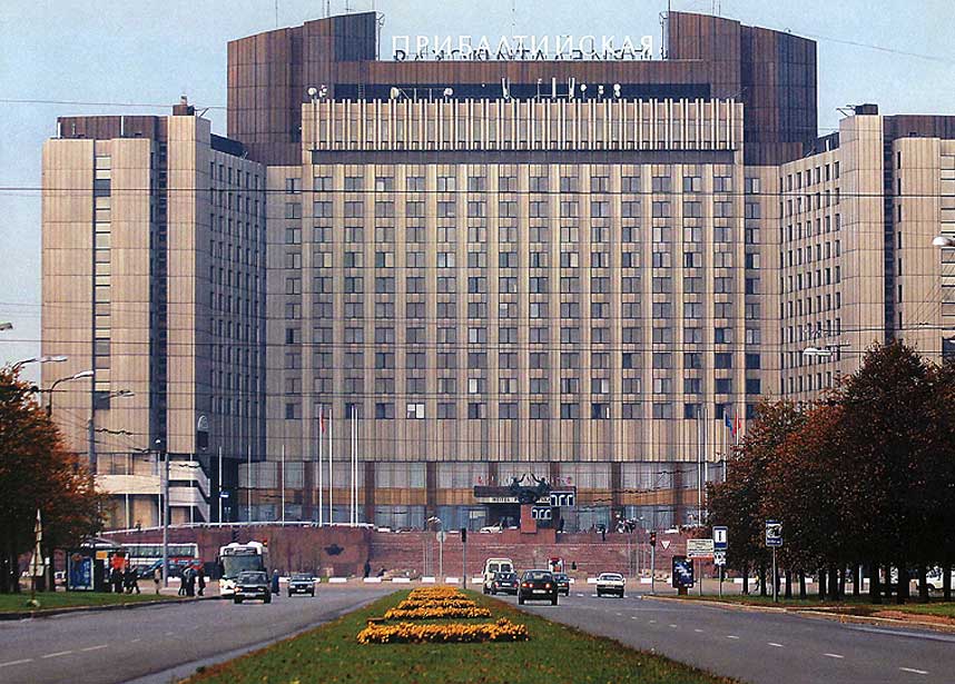 ENORMT: Hotellet, som ble bygd p� 70-tallet, ruver i landskapet. Bak denne fasaden skjuler stranda seg og Finskebukta. N� skal Wenaasgruppen brukte ytterligere midler p� � renovere flere hundre rom.